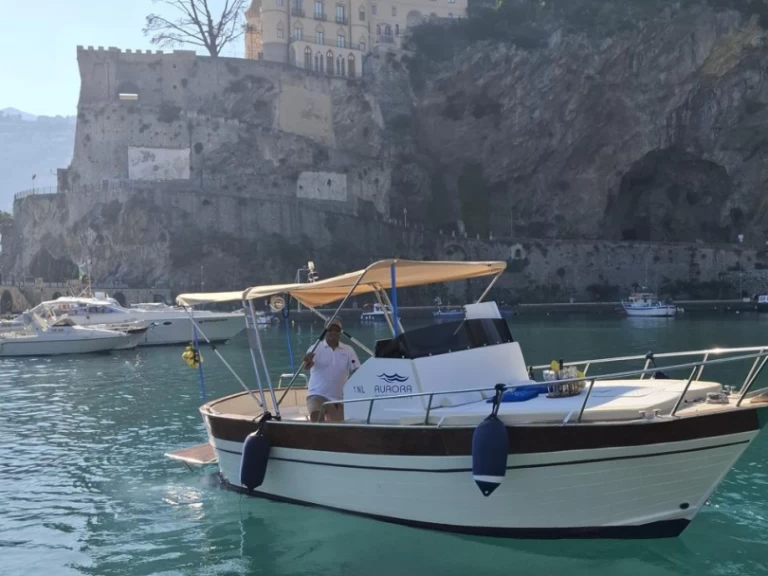 Louer Bateau à moteur avec ou sans skipper Gozzo Sorrentino à Maiori