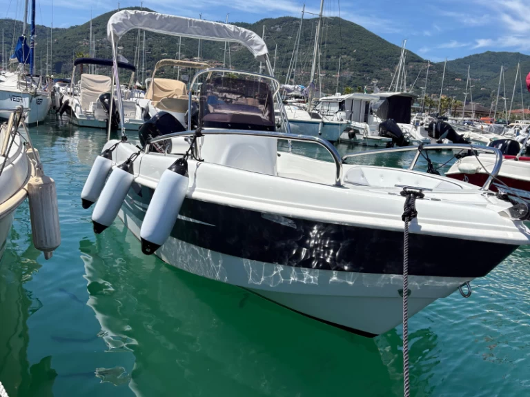Location Bateau à moteur Trimarchi avec permis