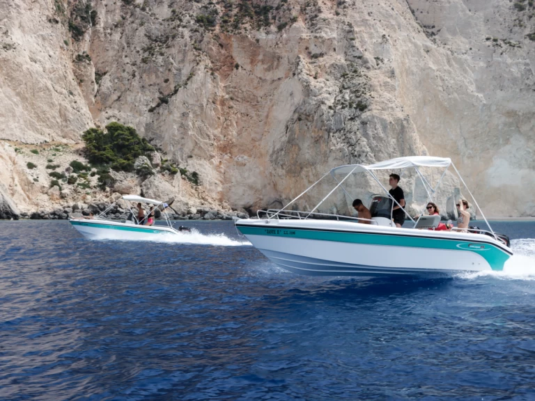 Bateau à moteur à louer à Zakynthos au meilleur prix