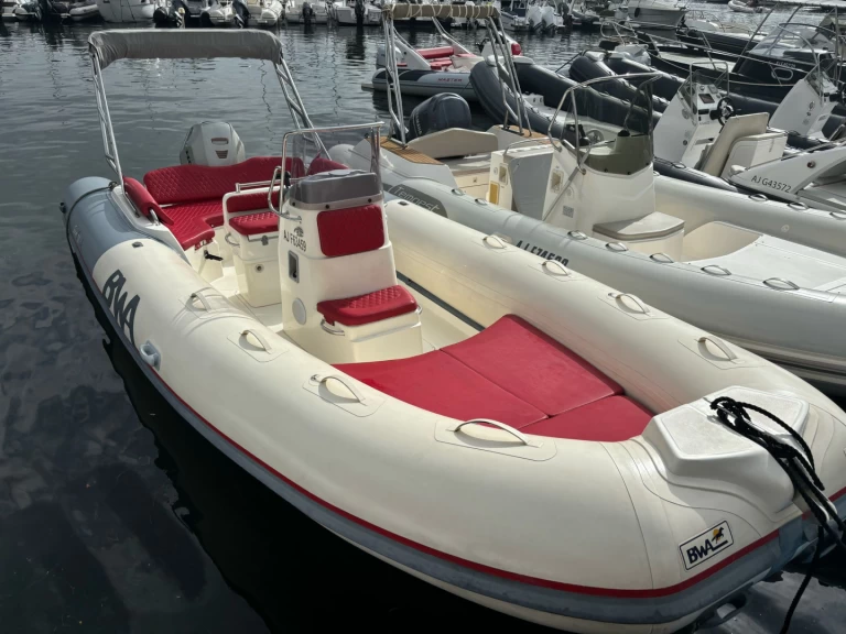 Louer Semi-rigide avec ou sans skipper Bwa à Porto-Vecchio