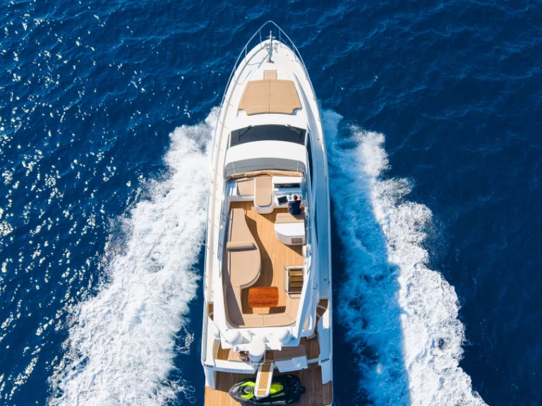 Location Yacht Ferretti avec permis
