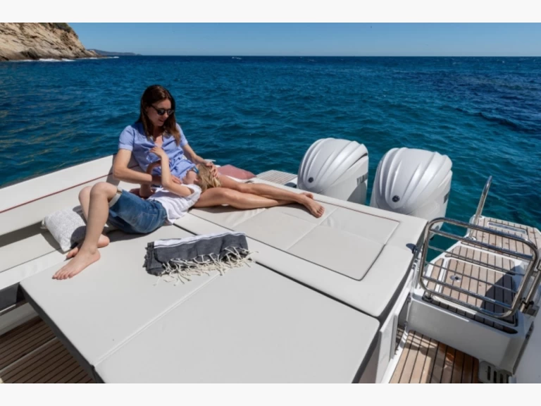 Location bateau Hyères pas cher Cap Camarat 9,0 WA