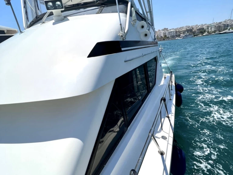 Louez un  Hatteras 50 Convertible à Ellinikó