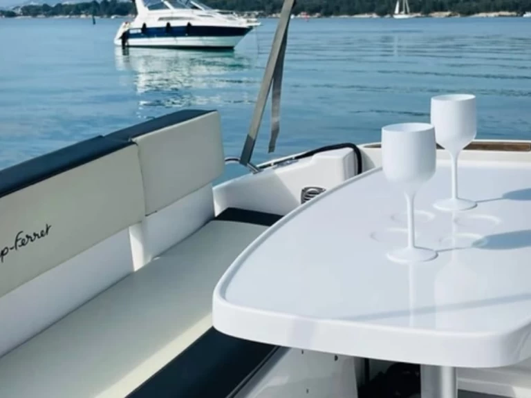 Bateau à moteur à louer à Vieux Port Golfe-Juan au meilleur prix