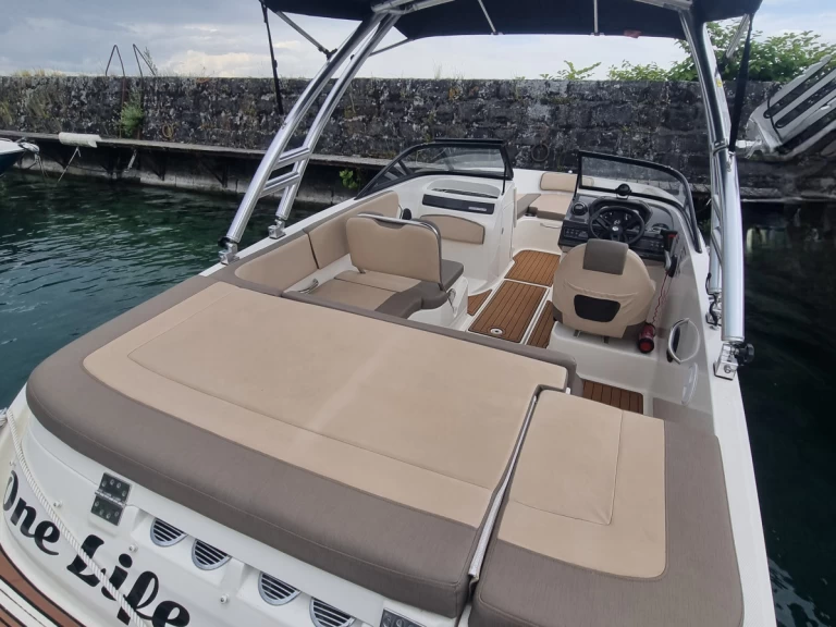 Location Bateau à moteur Bayliner avec permis