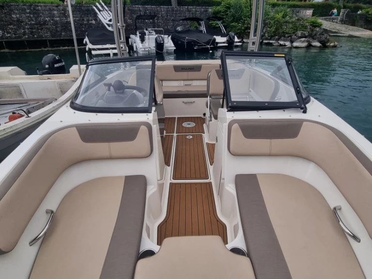 Bayliner VR5 a louer à Amphion-les-Bains