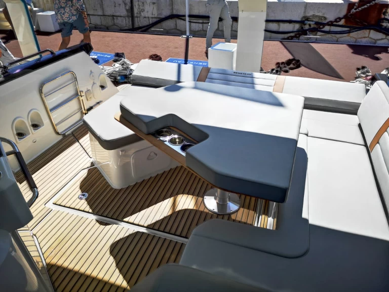 Louer Bateau à moteur avec ou sans skipper Bénéteau à Pula