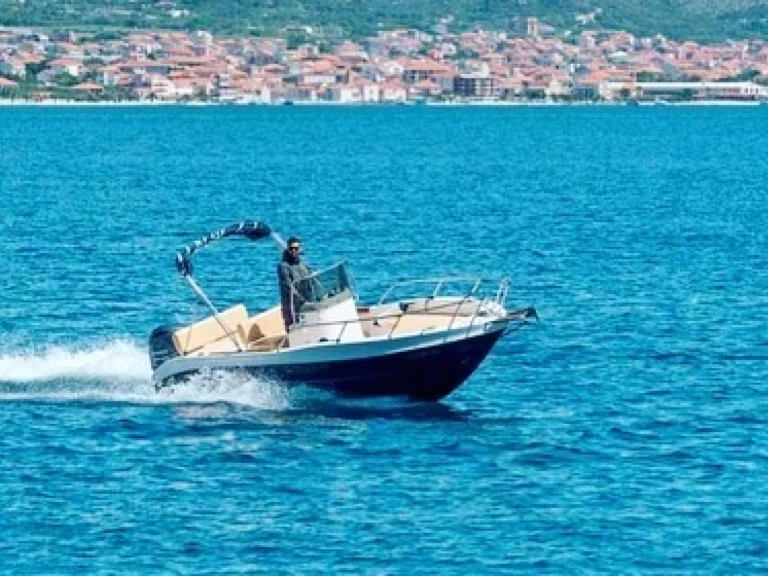 Bateau à moteur à louer à Trogir au meilleur prix