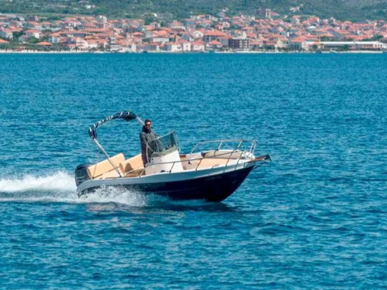 Louer Bateau à moteur avec ou sans skipper Capelli à Trogir