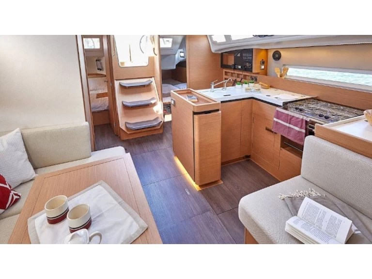 Location bateau Jeanneau Sun Odyssey 410 à Gouviá sur Samboat