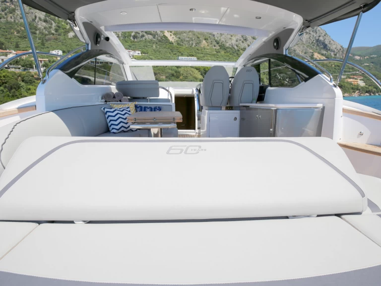 Bateau à moteur à louer à Gouviá au meilleur prix