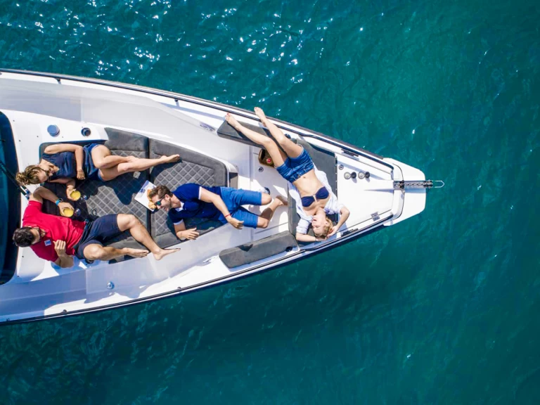 Location bateau Axopar Axopar 37 XC Cross Cabin à Gouviá sur Samboat