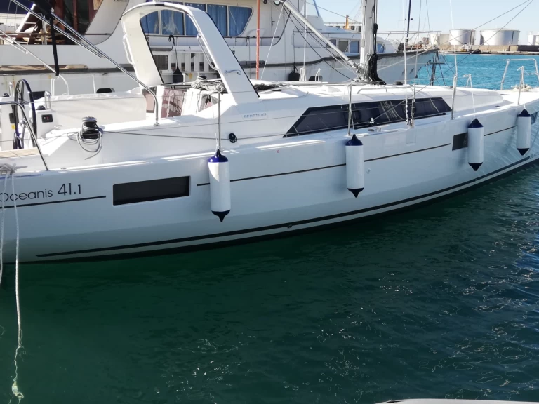 Bénéteau Oceanis 41.1 a louer à Vibo Marina