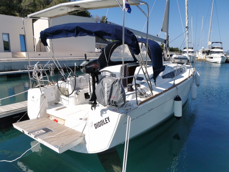 Location bateau Jeanneau Sun Odyssey 349 à Drage sur Samboat