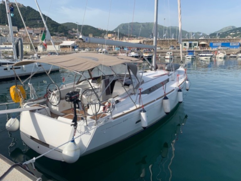 Location bateau Jeanneau Sun Odyssey 449 à Salerne sur Samboat