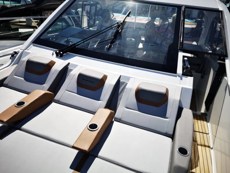 Louer Bateau à moteur avec ou sans skipper Bénéteau à Pula