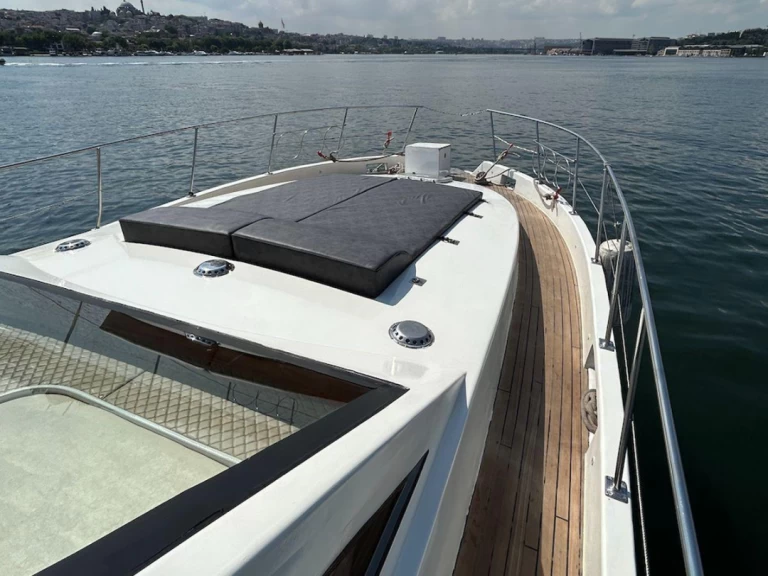 Louer Yacht avec ou sans skipper costom made  à Eminönü