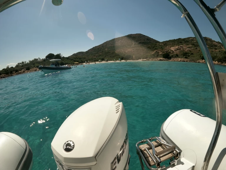 Louer Semi-rigide avec ou sans skipper Artigiana-Battelli à Porto San Paolo