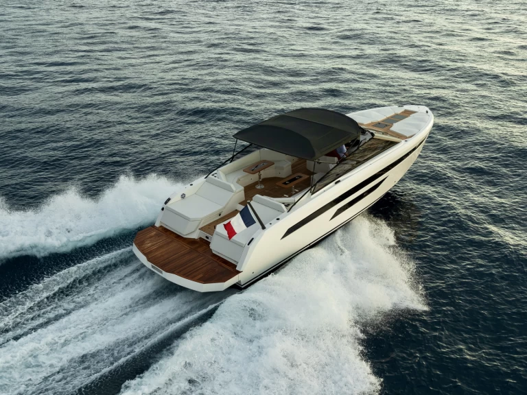 Bateau à moteur à louer à Saint-Laurent-du-Var au meilleur prix