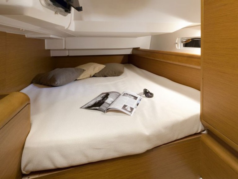 Location bateau Jeanneau Sun Odyssey 419 à Le Pirée sur Samboat