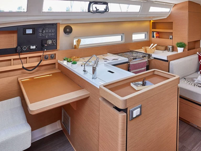 Louez un Jeanneau Sun Odyssey 410 à Gouviá