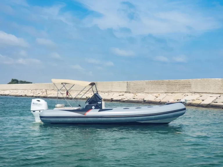 Bateau à moteur à louer à Torre Canne au meilleur prix