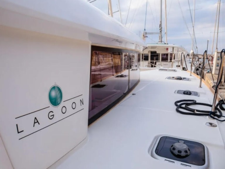 Louez un Lagoon Lagoon 400 S2 à Volos