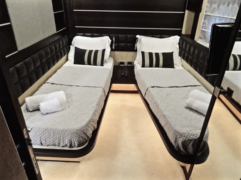 Location bateau Gouviá pas cher Azimut 86