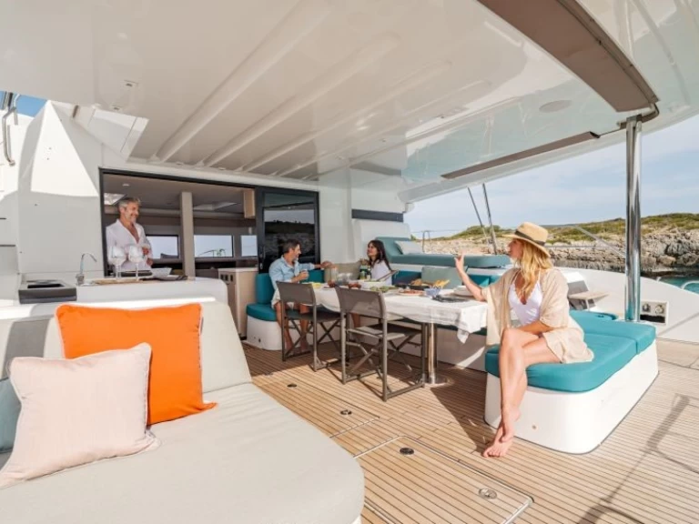 Catamaran à louer à Álimos au meilleur prix