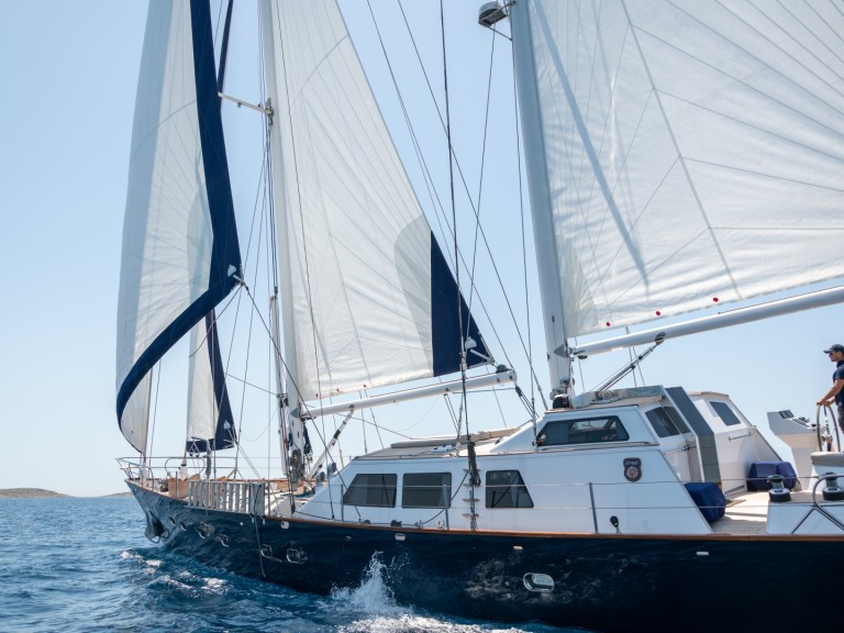 Louez un  CCYD 85 à Le Pirée