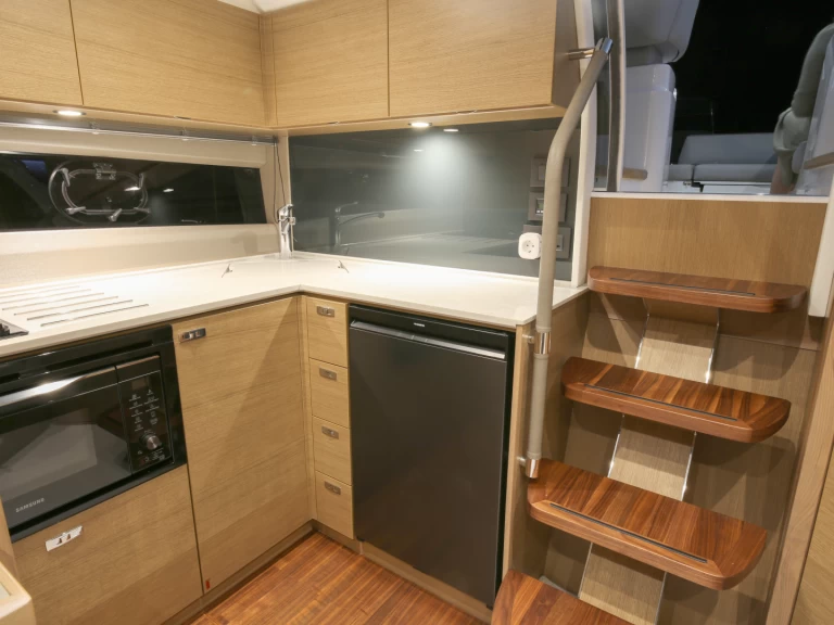 Louer Bateau à moteur avec ou sans skipper Princess à Gouviá