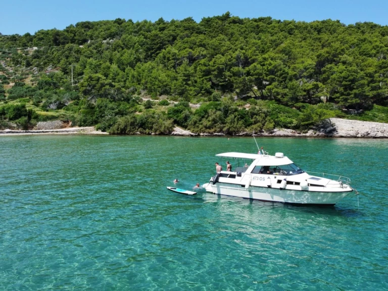 Bateau à moteur à louer à Sumpetar au meilleur prix