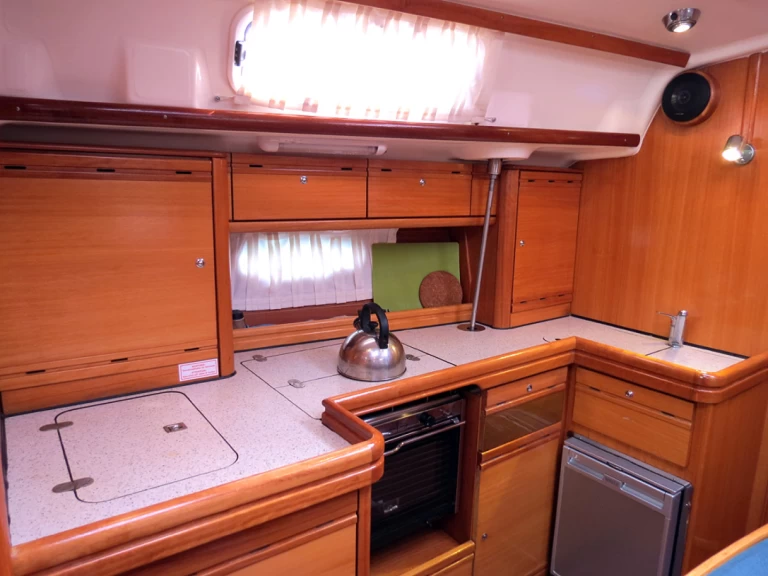 Louez un Bavaria Bavaria 42 Cruiser à Lávrio