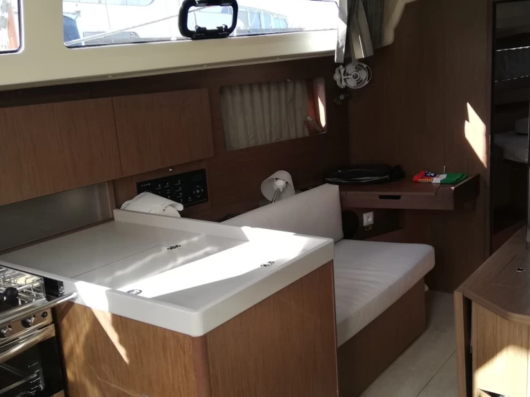 Location bateau Bénéteau Oceanis 38.1 à Vibo Marina sur Samboat