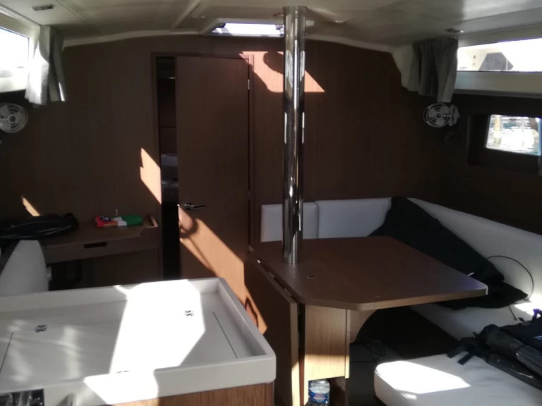 Location à Vibo Marina - Bénéteau Oceanis 41.1 sur SamBoat