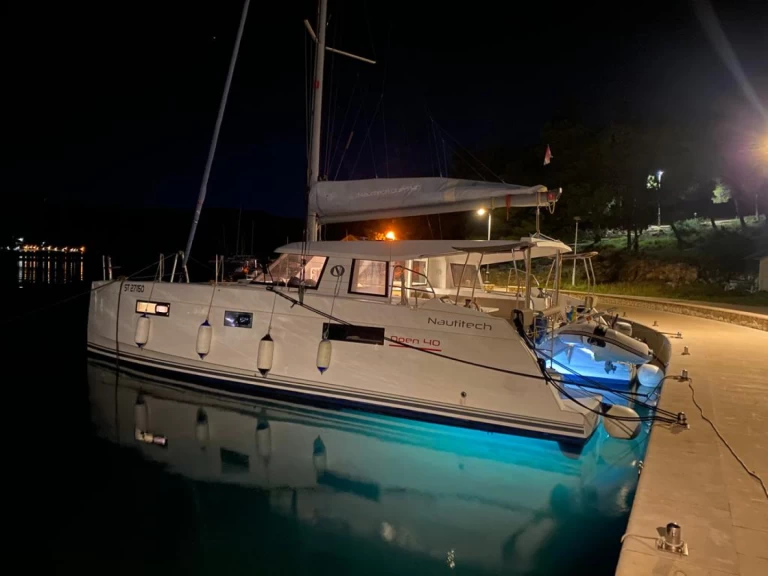 Louez un Nautitech Nautitech 40 Open  à Primošten