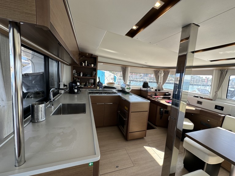 Louer Catamaran avec ou sans skipper Lagoon à Golfo Aranci