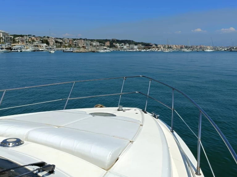 Louer Bateau à moteur avec ou sans skipper Azimut à Nettuno