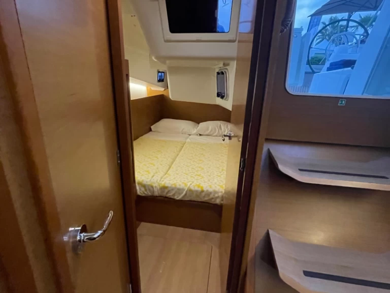 Location à Salerne - Jeanneau Sun Odyssey 410 sur SamBoat
