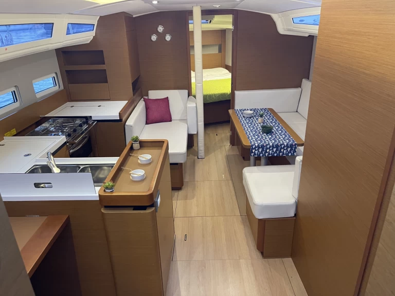 Louez un Jeanneau Sun Odyssey 410 à Salerne
