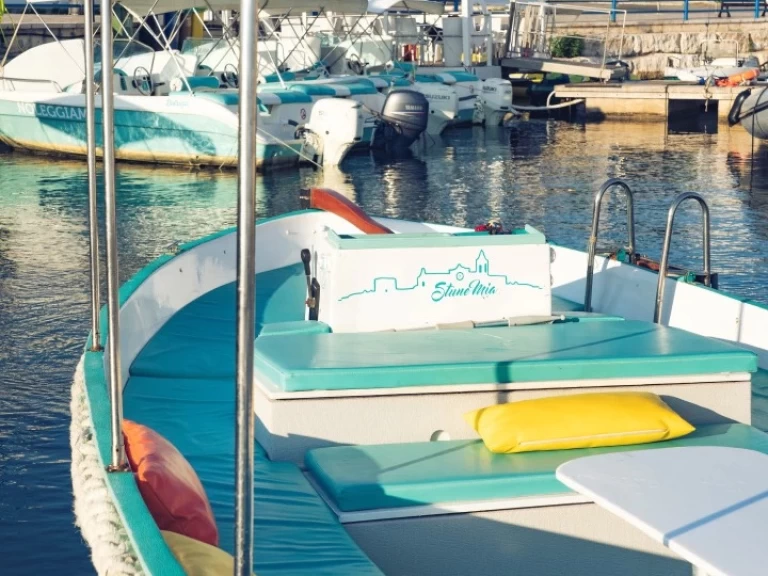  Motorboat 7.50 a louer à Torre Canne