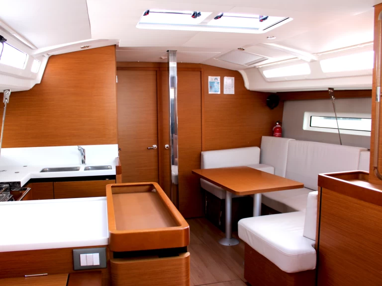 Location bateau Jeanneau Sun Odyssey 440 à Le Pirée sur Samboat