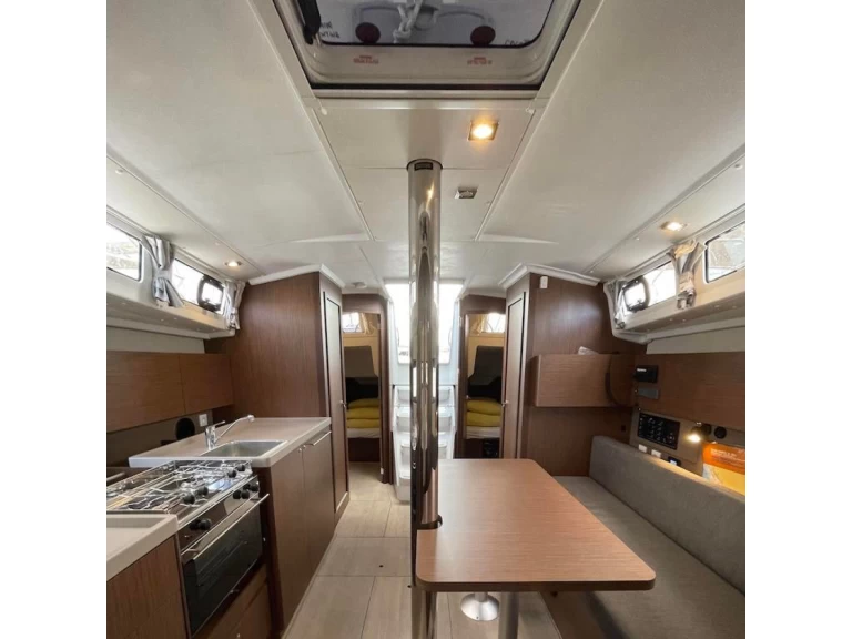 Bénéteau Oceanis 38.1 a louer à Sibenik