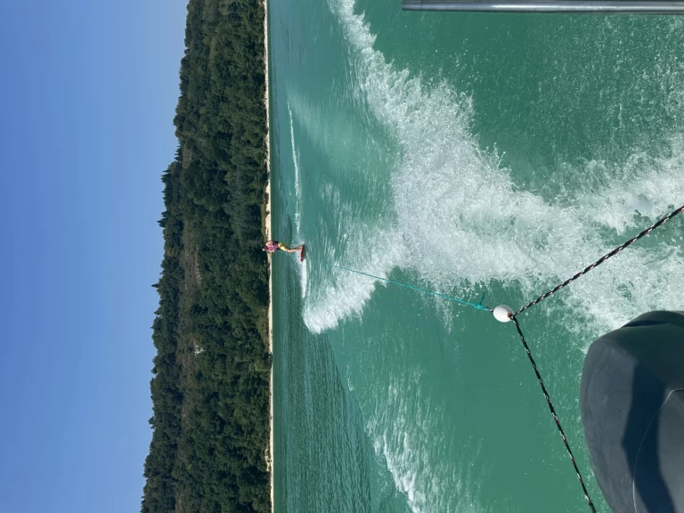 Location à La Tour-du-Meix - Jeanneau Leader 550 sur SamBoat