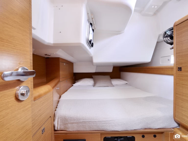 Location bateau Jeanneau Sun Odyssey 519 à Puntone sur Samboat