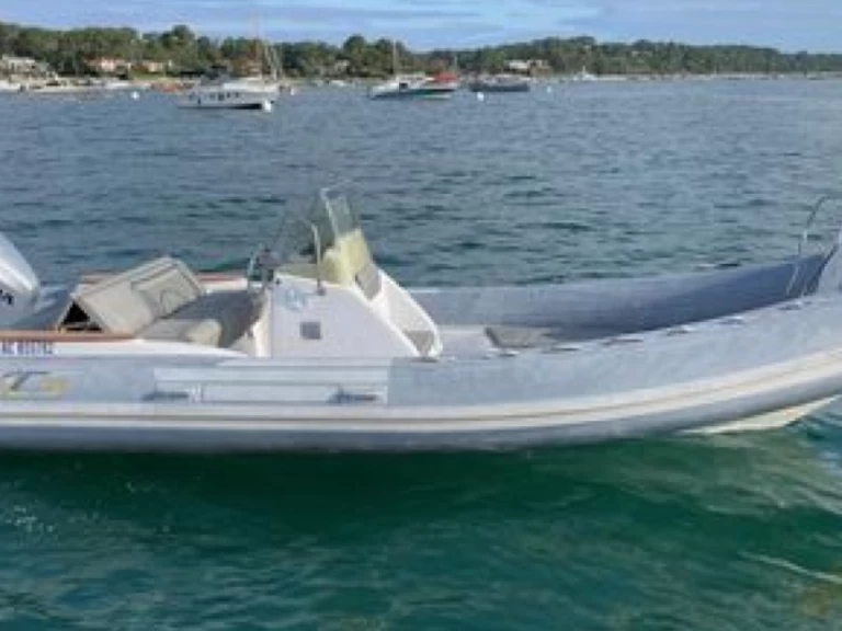 Semi-rigide à louer à Kornić au meilleur prix