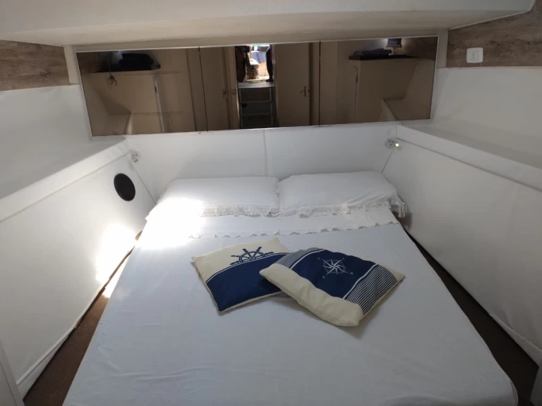 Bateau à moteur à louer à Porto Vallugola au meilleur prix