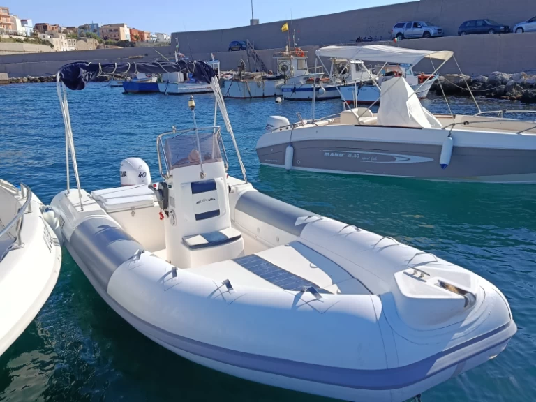 Semi-rigide à louer à Trappeto au meilleur prix