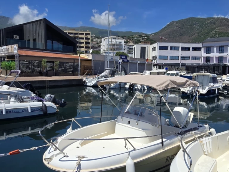 Louer Bateau à moteur avec ou sans skipper Jeanneau à Bastia