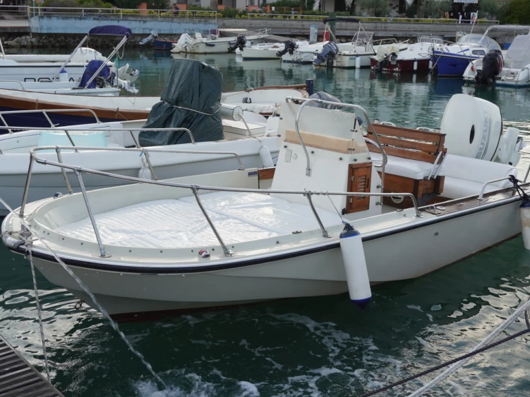 Location à La Spezia - Boston Whaler Boston Whaler 18 Outrage sur SamBoat